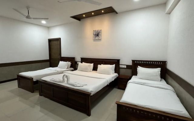 Hotel Tirth by Sonu Cafe