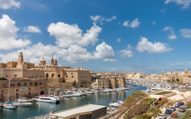 Bougainvillea Breeze & Marina View