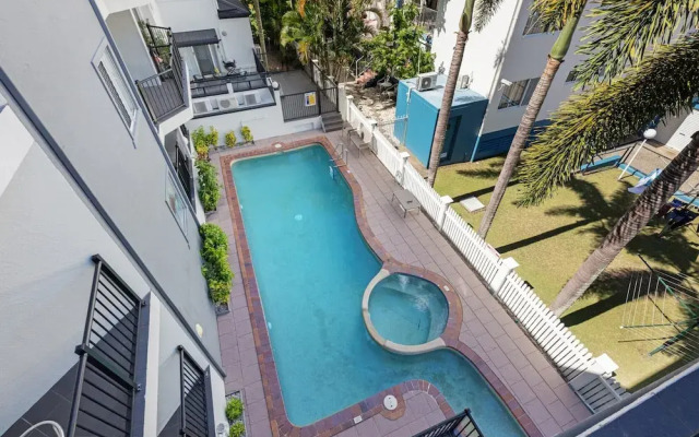 2-bed Escape With Pool, Steps From Torquay Beach