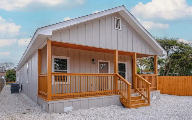 Your Inner-city Sanctuary: 3br/2ba Near Riverwalk