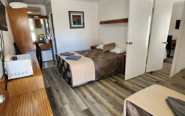 Byer Fountain Motor Inn, Holbrook – Guest Rooms – Holbrook