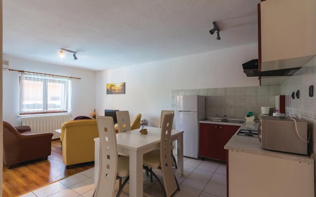 Nice Home in Liznjan With Wifi and 6 Bedrooms