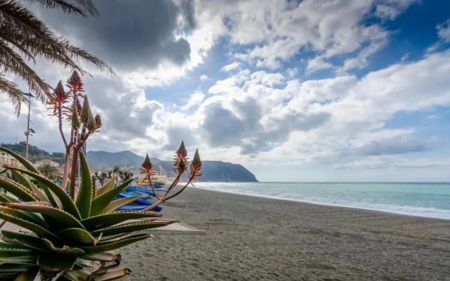 ALTIDO Great Flat with Balcony & Sea View near Beach