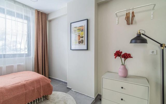 Charming Flat With Backyard Close to Zorlu Center