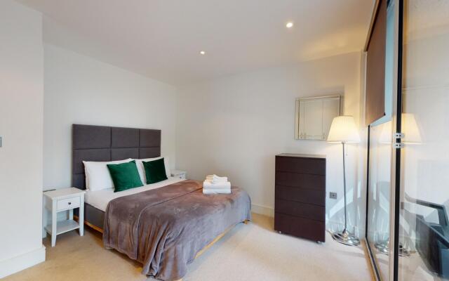 Comfy Two Bed Apartment w Balcony in Canary Wharf