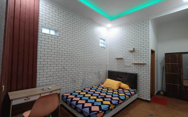 OYO Life 93158 Kost Asaka