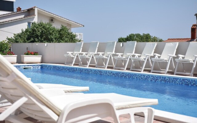 Nice Home in Duce With Wifi and 10 Bedrooms