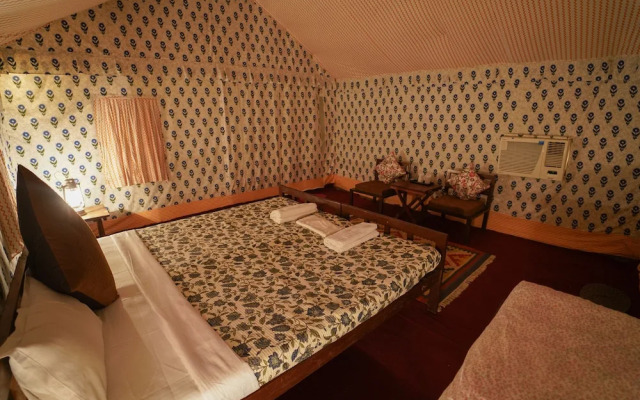 Rajwada Desert Camp by Park Tree