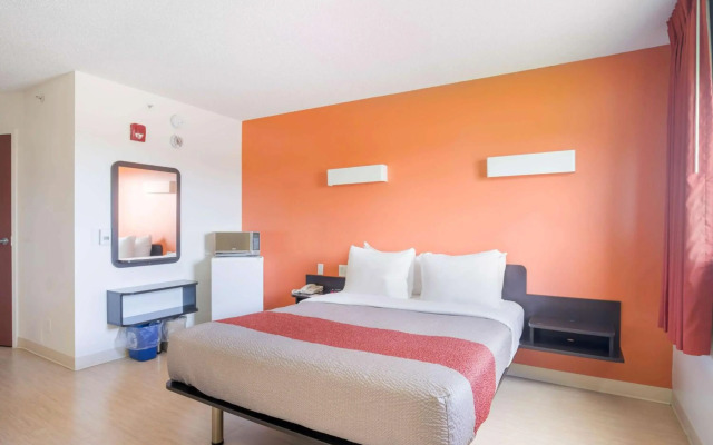 Motel 6 Kingston, ON