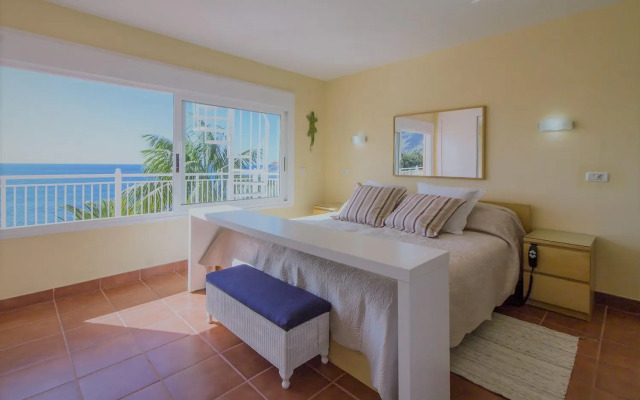 Villa in protected space in front of the sea