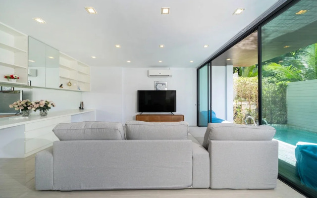 Vibrant Beach Life at Kata Villa UTK4