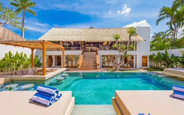Villa Atlanta - Luxury 7BDR, Prime Location — hotel in Kuta
