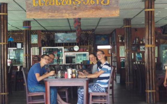 Praiwan Raft House
