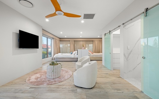 Striking Luxury Home With Garden & BBQ – Guest Rooms – Lawnton