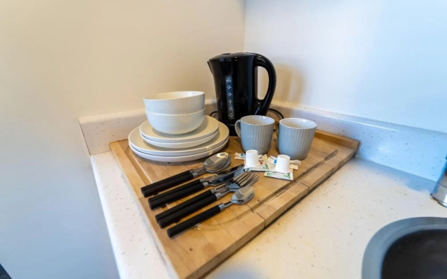 Ground Floor Studio Close to the City!