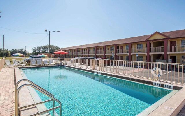 Econo Lodge Inn & Suites Maingate Central