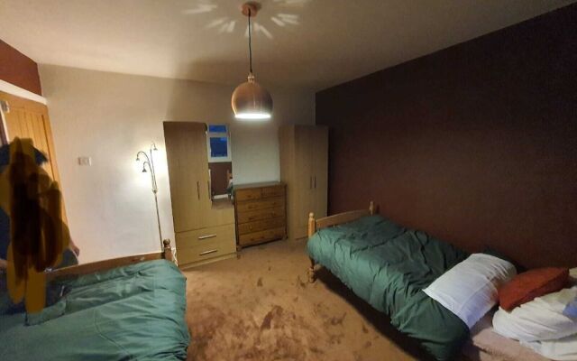 Detached 4-bed House in Leeds