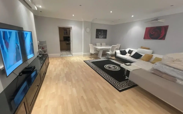 Luxurious 6-bed Entire House in London Ilford