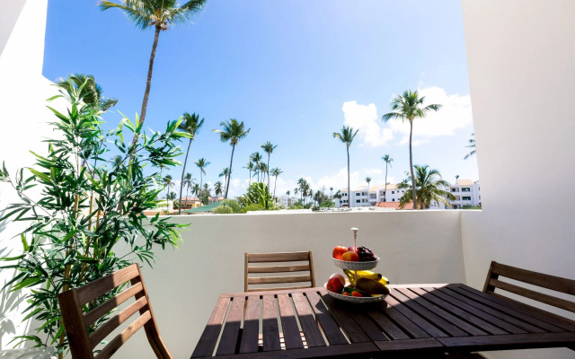 Ducassi Suites Rooftop Pool Beach Club & Spa