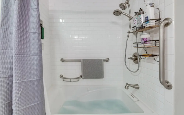 Lovely Lexington Home: 4 Mi to Downtown!