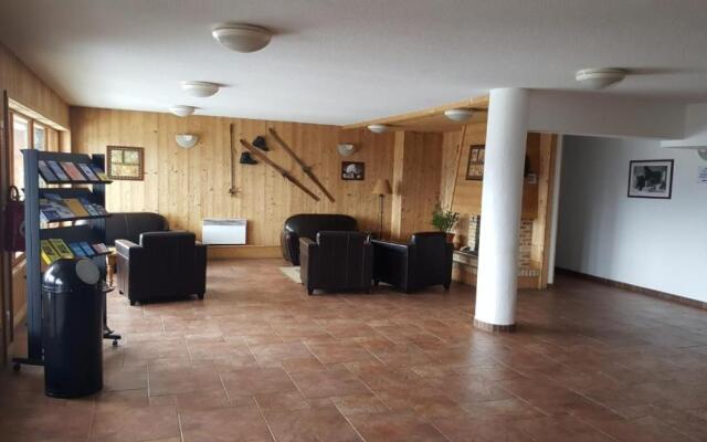 Skis Aux Pieds Station 1800 Dame Blanche