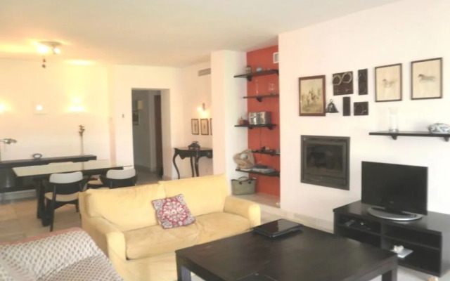 Sotogrande piscina gimnasio padel vistas al rio by Lightbooking