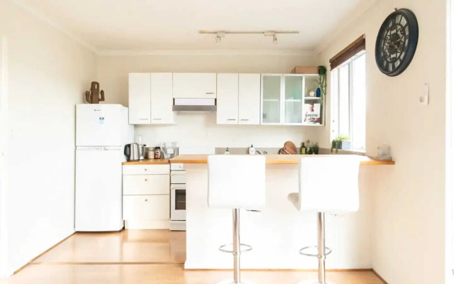 Sunny 1 Bedroom Apartment in St Kilda Near the Beach