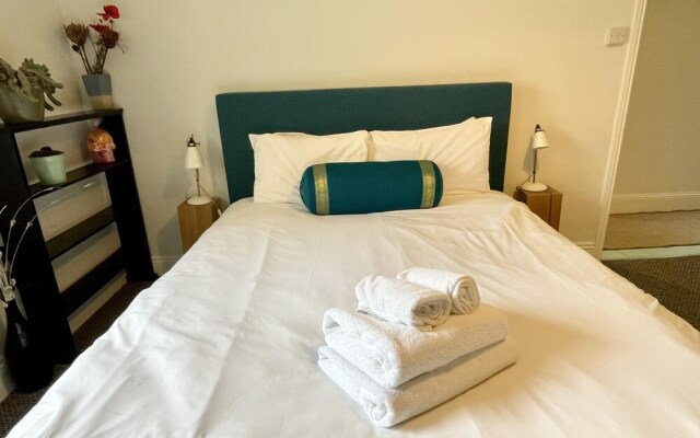 Colourful 3BD Home With Garden in Southville