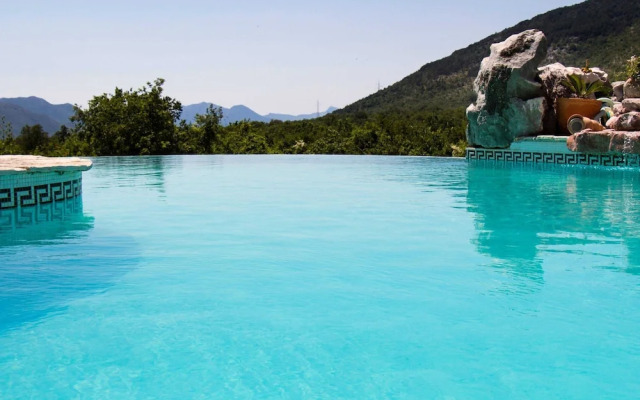 Authentic Dalmatian Hillside Escape With Pool, Sauna & BBQ