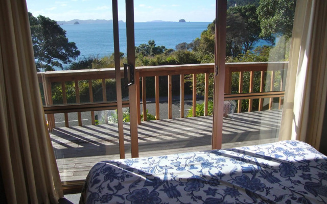 The Retreat - Front Beach Bach