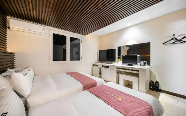 Q Hotel