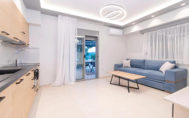 SithoniaRS Luxury Ground Floor Apartment With Private Garden