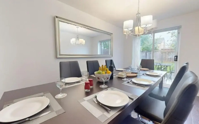 Parlaunt House - 3 Bedroom With Free Parking