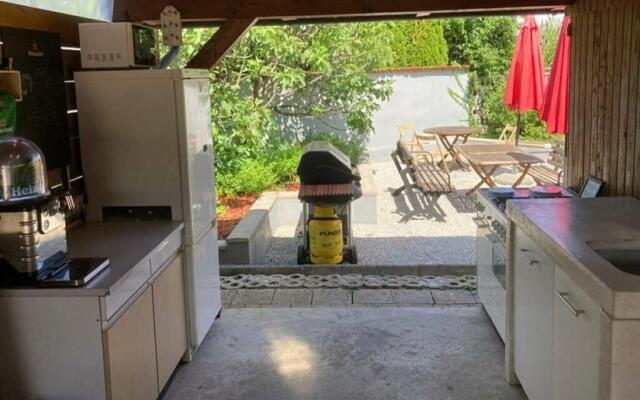 Huge BBQ Garden, Spacious Flat, AC, Free Parking 1