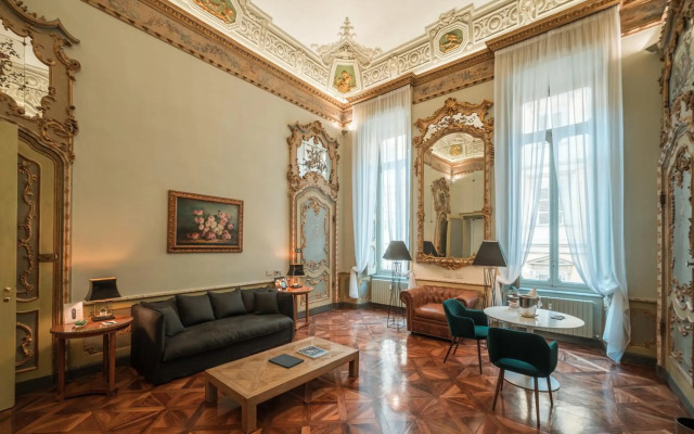 Royal Palace Luxury Suites & Hotel