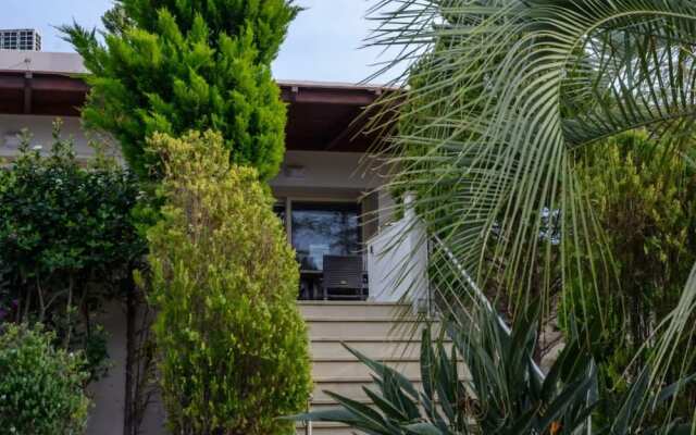 Green Luxury Villa Near The Sea
