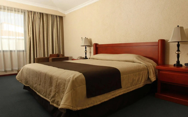 La Posada Hotel & Suites