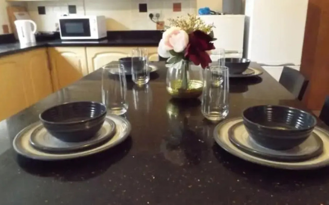 Room in Guest Room - Spacious Double Room in Coventry