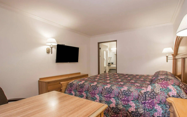 Palm Inn Hotel near Tyler Mall Riverside