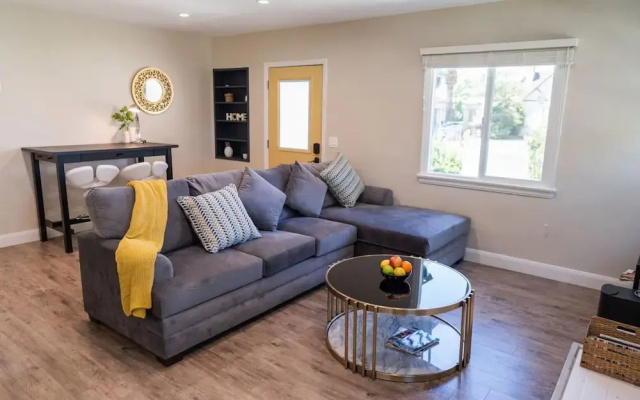 Remodeled 3BR House w Hot Tub Fenced Yard p58