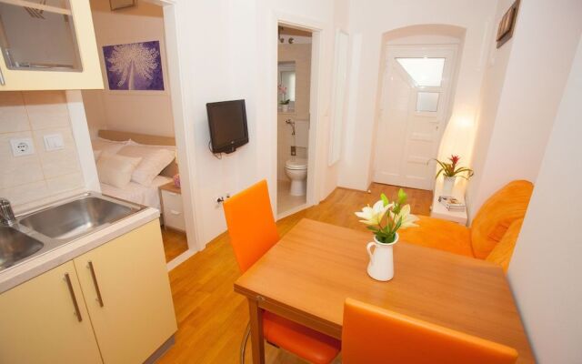 Split Summer Lounge Apartments