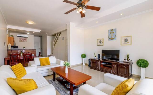 2BR Townhouse 3min Walk 2 Eaglebeach w Pool BBQ