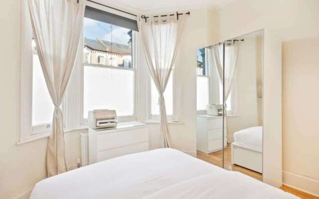 Cosy 2bed Skylight Apt W/patio in Clapham Junction