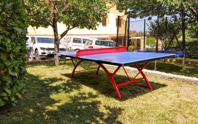 Awesome Home in Visnjan with Hot Tub, Sauna & WiFi