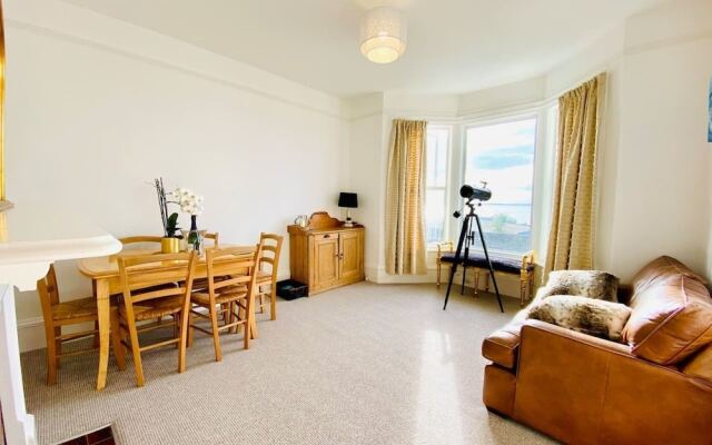 Beachfront Retreat With Panoramic Views Of The Bay