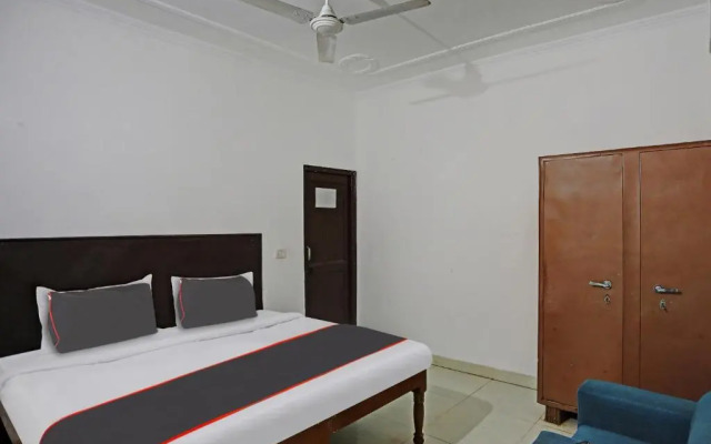 Collection O Mayank Guest House Near ISKCON Temple Noida
