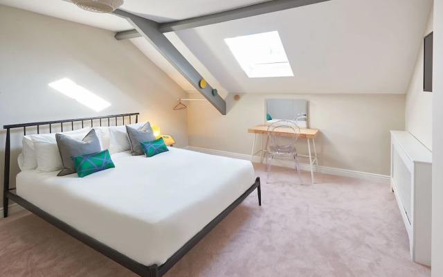 Host Stay The Artists Pad