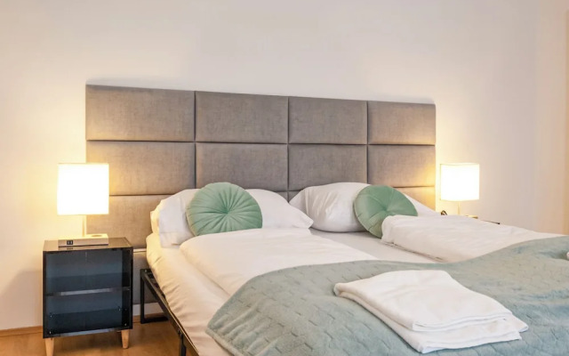 2BR Apt Near Stadthalle