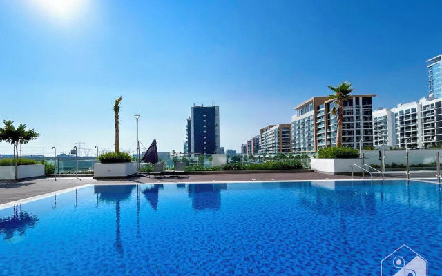 Tranquil 1BR Escape With Pool View in Meydan