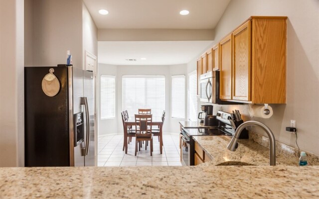 2821 Avondale